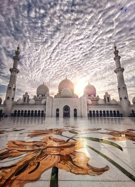 Sunset at the Sheikh Zayed Mosque showcasing stunning architectural beauty and cloud formations.